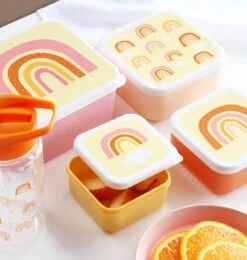 A Little Lovely Company - Brooddoos - Broodtrommel - Lunch & Snack Box Set Van 4 - Regenbogen 13 A Little Lovely Company - Brooddoos - Broodtrommel - Lunch & Snack Box Set Van 4 - Regenbogen -Mepal Promos Winkel 1142x1200 3