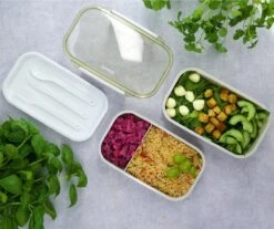Homra Lunchbox STAQS Grey - Bento Box - 2 Laags Broodtrommel - 3 Compartimenten - Grijs - Lunch To Go - Duurzaam Kunststof - BPA Vrij - 3 Vaks Lunchtrommel Voor Volwassenen - Inclusief Bestek - Magnetron, Diepvries, Vaatwasser Bestendig - Vers Houden -Mepal Promos Winkel 1200x1008