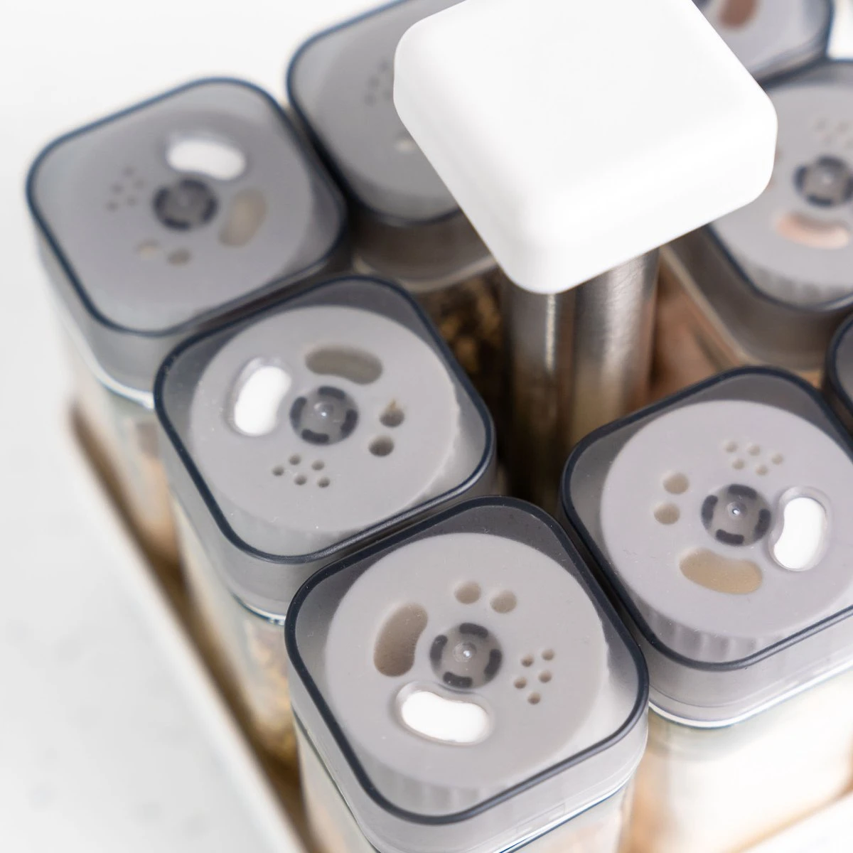 Coninx Kruidenrek Staand - Draaiend Kruidenrek Met Glazen Potjes - Kruidencarrousel Draaibaar - 8 Kruidenpotjes - Wit / RVS 10 Coninx Kruidenrek Staand - Draaiend Kruidenrek Met Glazen Potjes - Kruidencarrousel Draaibaar - 8 Kruidenpotjes - Wit / RVS - Afbeelding 10