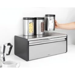 Brabantia Broodtrommel - Met Klepdeksel - Matt Steel Fingerprint Proof / Matt Black 11 Brabantia Broodtrommel - Met Klepdeksel - Matt Steel Fingerprint Proof / Matt Black -Mepal Promos Winkel 1200x1200 431