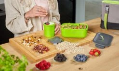 Homra Lunchset In Tas BREAQ Green - Broodtrommel - Yoghurtbeker - Koeltas - Lunch To Go - Duurzaam Kunststof - BPA Vrij - Lunchtrommel - Magnetron, Diepvries, Vaatwasser Bestendig - Grijs Met Groen - Picknick - Kantoor - School - Vers Houden -Mepal Promos Winkel 1200x720 1