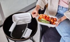 Homra Lunchbox STAQS Grey - Bento Box - 2 Laags Broodtrommel - 3 Compartimenten - Grijs - Lunch To Go - Duurzaam Kunststof - BPA Vrij - 3 Vaks Lunchtrommel Voor Volwassenen - Inclusief Bestek - Magnetron, Diepvries, Vaatwasser Bestendig - Vers Houden -Mepal Promos Winkel 1200x720 11