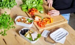 Homra Lunchbox STAQS Grey - Bento Box - 2 Laags Broodtrommel - 3 Compartimenten - Grijs - Lunch To Go - Duurzaam Kunststof - BPA Vrij - 3 Vaks Lunchtrommel Voor Volwassenen - Inclusief Bestek - Magnetron, Diepvries, Vaatwasser Bestendig - Vers Houden -Mepal Promos Winkel 1200x720 12