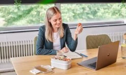 Homra Lunchbox STAQS Grey - Bento Box - 2 Laags Broodtrommel - 3 Compartimenten - Grijs - Lunch To Go - Duurzaam Kunststof - BPA Vrij - 3 Vaks Lunchtrommel Voor Volwassenen - Inclusief Bestek - Magnetron, Diepvries, Vaatwasser Bestendig - Vers Houden -Mepal Promos Winkel 1200x720 13