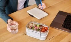 Homra Lunchbox STAQS Grey - Bento Box - 2 Laags Broodtrommel - 3 Compartimenten - Grijs - Lunch To Go - Duurzaam Kunststof - BPA Vrij - 3 Vaks Lunchtrommel Voor Volwassenen - Inclusief Bestek - Magnetron, Diepvries, Vaatwasser Bestendig - Vers Houden -Mepal Promos Winkel 1200x720 15