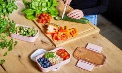 Homra Lunchbox STAQS Pink - Bento Box - 2 Laags Broodtrommel - 3 Compartimenten - Roze - Lunch To Go - Duurzaam Kunststof - BPA Vrij - 3 Vaks Lunchtrommel Voor Volwassenen - Inclusief Bestek - Magnetron, Diepvries, Vaatwasser Bestendig - Vers Houden -Mepal Promos Winkel 1200x720 6