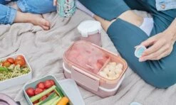 Homra Lunchbox STAQS Pink - Bento Box - 2 Laags Broodtrommel - 3 Compartimenten - Roze - Lunch To Go - Duurzaam Kunststof - BPA Vrij - 3 Vaks Lunchtrommel Voor Volwassenen - Inclusief Bestek - Magnetron, Diepvries, Vaatwasser Bestendig - Vers Houden -Mepal Promos Winkel 1200x720 7