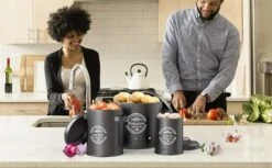 Professionele Bewaardozen - Set Van 3 - Voor Aardappels, Uien En Knoflook - Retro Design - Voorraadcontainer Van Metaal - Keukenopslag - Groentes Bewaren Voor Lange Tijd - Perfect Cadeau Voor In De Keuken 13 Professionele Bewaardozen - Set Van 3 - Voor Aardappels, Uien En Knoflook - Retro Design - Voorraadcontainer Van Metaal - Keukenopslag - Groentes Bewaren Voor Lange Tijd - Perfect Cadeau Voor In De Keuken -Mepal Promos Winkel 1200x742 2