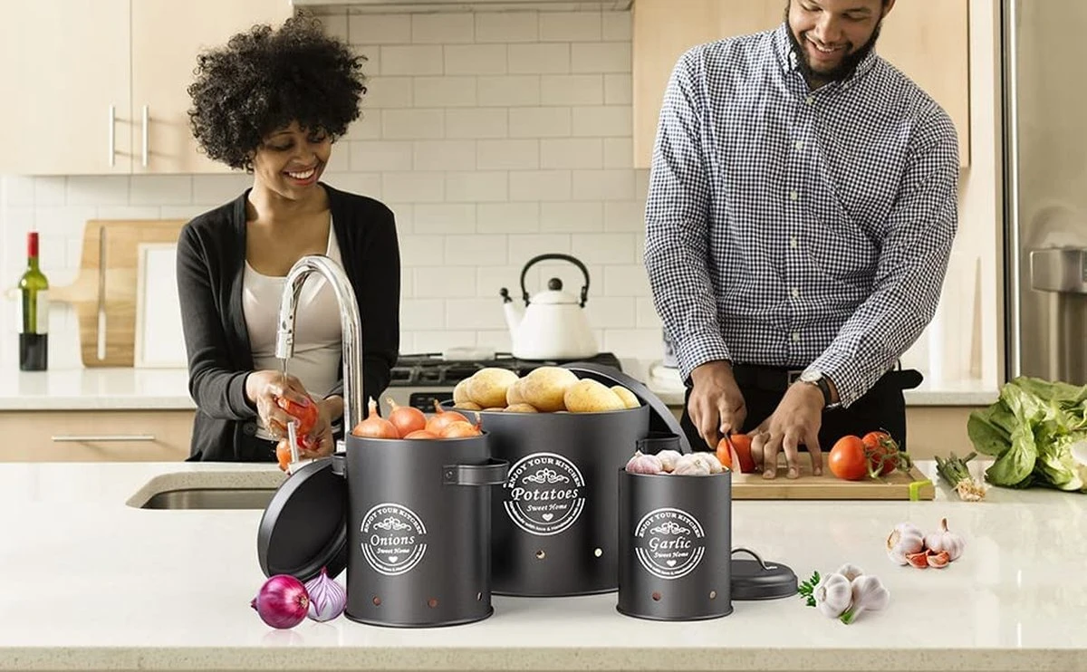 Professionele Bewaardozen - Set Van 3 - Voor Aardappels, Uien En Knoflook - Retro Design - Voorraadcontainer Van Metaal - Keukenopslag - Groentes Bewaren Voor Lange Tijd - Perfect Cadeau Voor In De Keuken 7 Professionele Bewaardozen - Set Van 3 - Voor Aardappels, Uien En Knoflook - Retro Design - Voorraadcontainer Van Metaal - Keukenopslag - Groentes Bewaren Voor Lange Tijd - Perfect Cadeau Voor In De Keuken - Afbeelding 7