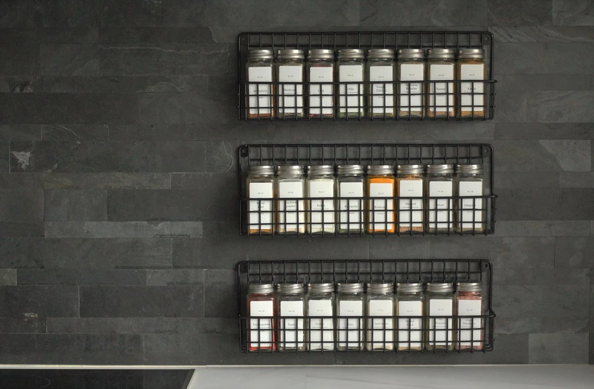 Friendly Kitchen Ophangbaar Kruidenrek - 4 Kruidenrekjes Voor Totaal 32 Kruidenpotjes - Spice Rack - Staal - Zwart 2 Friendly Kitchen Ophangbaar Kruidenrek - 4 Kruidenrekjes Voor Totaal 32 Kruidenpotjes - Spice Rack - Staal - Zwart - Afbeelding 2