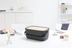 Brabantia Nic Broodtrommel - Met Bamboe Deksel - Dark Grey 23 Brabantia Nic Broodtrommel - Met Bamboe Deksel - Dark Grey -Mepal Promos Winkel 1200x799 27