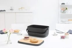 Brabantia Nic Broodtrommel - Met Bamboe Deksel - Dark Grey 27 Brabantia Nic Broodtrommel - Met Bamboe Deksel - Dark Grey -Mepal Promos Winkel 1200x799 30