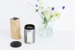 Brabantia Voorraadbus - 1,4 L - Matt Steel Fingerprint Proof / Matt Black Deksel - Met Venster -Mepal Promos Winkel 1200x799 31