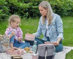 Homra Lunchbox STAQS Pink - Bento Box - 2 Laags Broodtrommel - 3 Compartimenten - Roze - Lunch To Go - Duurzaam Kunststof - BPA Vrij - 3 Vaks Lunchtrommel Voor Volwassenen - Inclusief Bestek - Magnetron, Diepvries, Vaatwasser Bestendig - Vers Houden -Mepal Promos Winkel 1200x960