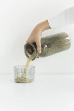 Brabantia Voorraadbussen Met Maatbeker Set Van 2 - 1,3 L - Dark Grey -Mepal Promos Winkel 799x1200 15