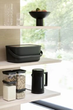 Brabantia Nic Broodtrommel - Met Bamboe Deksel - Dark Grey 25 Brabantia Nic Broodtrommel - Met Bamboe Deksel - Dark Grey -Mepal Promos Winkel 799x1200 8