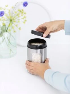 Brabantia Voorraadbus - 1,4 L - Matt Steel Fingerprint Proof / Matt Black Deksel - Met Venster -Mepal Promos Winkel 895x1200